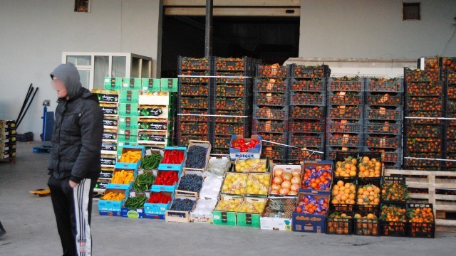 De ani buni, comerțul angro cu fructe și legume constituie un factor de evaziune. Statul se arată neputincios în stârpirea acestui fenomen, iar evazioniștii găsesc metode noi de a fenta legea și de a nu plăti bani mulți la ANAF, sub formă de impozite și taxe (FOTO: arhiva GdS)