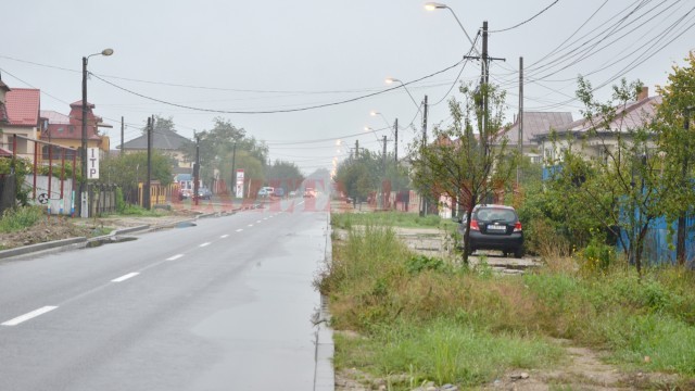 Corpurile de iluminat erau aprinse ieri-dimineață, la ora 9.30, la capătul străzii Brestei, doar pe partea dreaptă, deși ar fi trebuit să fie stinse de la ora 7.38 (Foto: Claudiu Tudor)