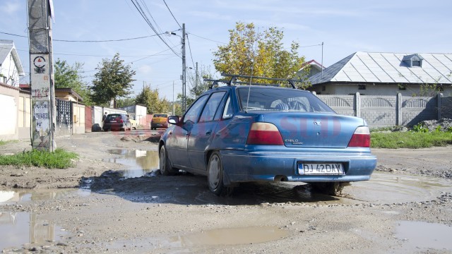 Localnicii spun că își strică mașinile prin gropile de pe stradă