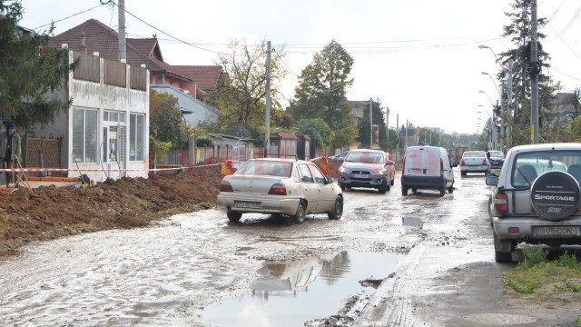 Șoferii circulau cu greu pe strada aflată în reabilitare de mai bine de un an
