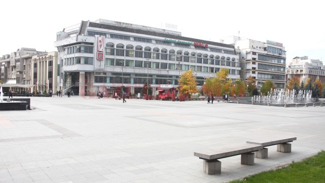 În Piața „Mihai Viteazul“ va fi amplasat din nou un patinoar, iar firma care îl va amenaja va plăti 7.000 de lei către Primăria Craiova (Foto: Traian Mitrache)