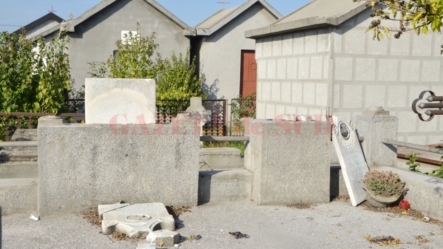 Sesizările oamenilor sunt legate și de faptul că cimitirul din cartier este un loc al vandalizării și al mizeriei