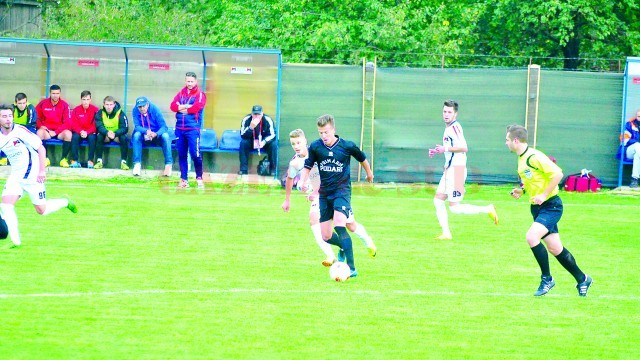 Surugiu (la minge) a marcat ultimul gol al podărenilor (Foto: fcpodari.ro)