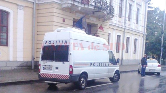 Traficaţii au ajuns cu duba la Tribunalul Gorj şi nu au scăpat de arest (Foto: Eugen Măruţă)