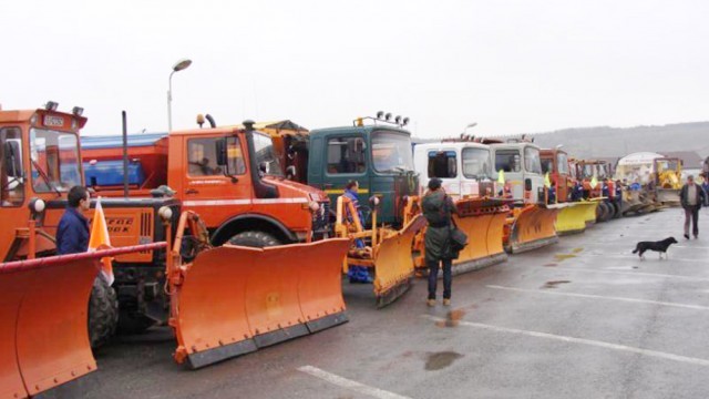 A început pregătirea utilajelor pentru intervenţie (Foto: Eugen Măruţă)
