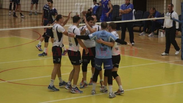 Voleibaliștii craioveni au obținut prima victorie de trei puncte din acest sezon, char pe terenul campioanei (foto: telegrafonline)