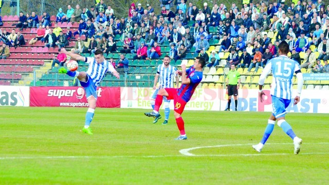 Alexandru Mateiu (la minge) este unul dintre jucătorii care au dus greul la CSU anul acesta (Foto: Alexandru Vîrtosu)