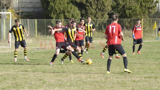 Sergiu Jurj (la minge) a pecetluit soarta partidei cu ardelenii de la Universitatea Cluj (Foto: Alexandru Vîrtosu)