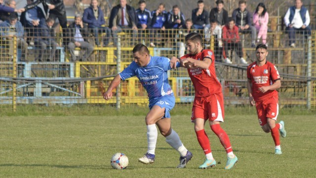 Alin Bălă (la minge) le-a pus mari probleme gorjenilor (foto: Alexandru Vîrtosu)
