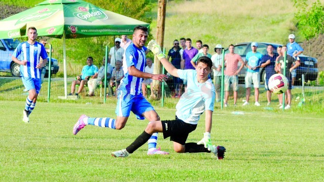 Simon Măzărache (în centru) a marcat multe goluri la echipa a doua şi îşi doreşte să înscrie curând şi în Liga I (Foto: Alexandru Vîrtosu)