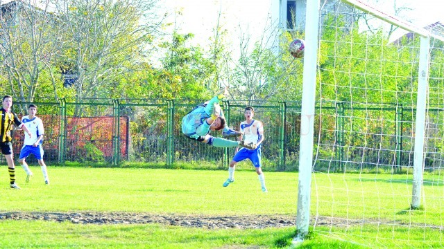 Sergiu Dumitru (în alb, stânga) a marcat un gol superb cu CS Universitatea Craiova (Foto: Alexandru Vîrtosu)