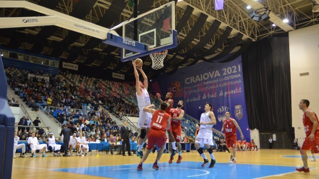 Cu 14 puncte marcate şi 11 recuperări, Bozovic (la minge) a reuşit un double-double (foto: Bogdan Grosu)