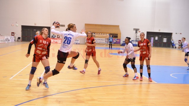 Cătălina Cioarec (la minge) şi colegele sale au eliminată formaţia sârbă după două victorii (foto: Lucian Anghel)