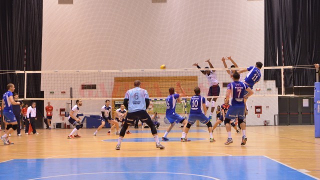 Jucătorii craioveni (în albastru) rămân neînvinşi în acest sezon (foto: Bogdan Grosu)