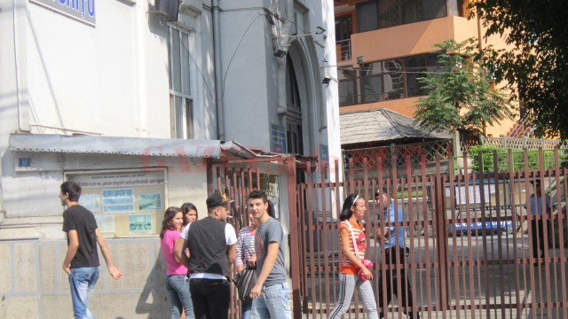 La nivelul județului Dolj sunt 3.172 de elevi care urmează să primească bursa de protecție socială „Bani de liceu“. În Craiova, unitatea de învățământ cu cei mai mulți beneficiari este Colegiul Național „Gheorghe Chițu“. (Foto: Arhiva GdS)