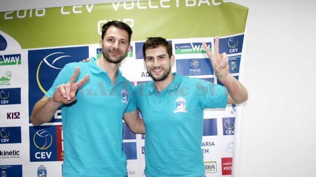 Laurenţiu Lică şi Cristian Bartha indică semnul victoriei, dar şi de câte seturi are nevoie SCM-U Craiova pentru a se califica în turul următor al Cupei CEV (Foto: Daniela Mitroi-Ochea)