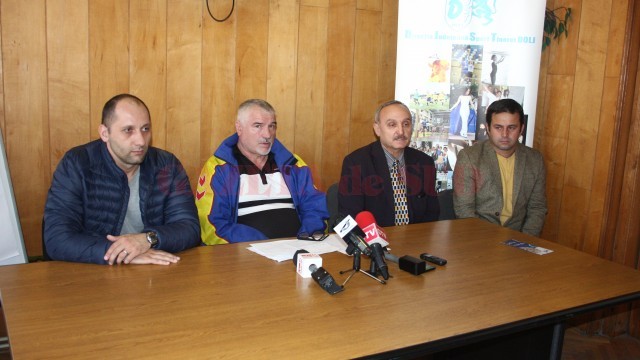 Ionuț Vădeanu (directorul CSM Craiova), Constatin Cucu (antrenor CSM Craiova), Dumitru Călina (vicepreședintele Asociației Județene de Box Dolj) și Origen Staicu (directorul DJST Dolj) au vorbit despre competiție în cadrul unei conferințe de presă (foto: Traian Mitrache)