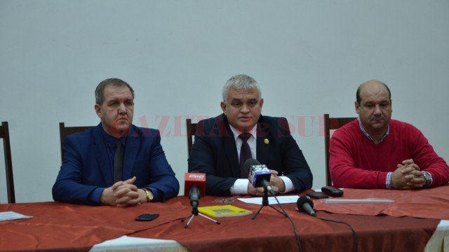 Alături de Sorin Iacoban (centru) la conferința de presă au mai participat Nicușor Cotescu (stânga), inspector adjunct la ISJ Dolj, și Alin Vancea, inspector școlar de specialitate
