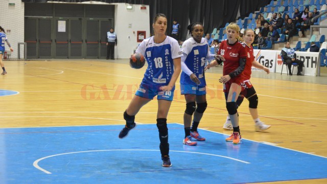 Dana Băbeanu (la minge) a marcat zece goluri (foto: Claudiu Tudor)