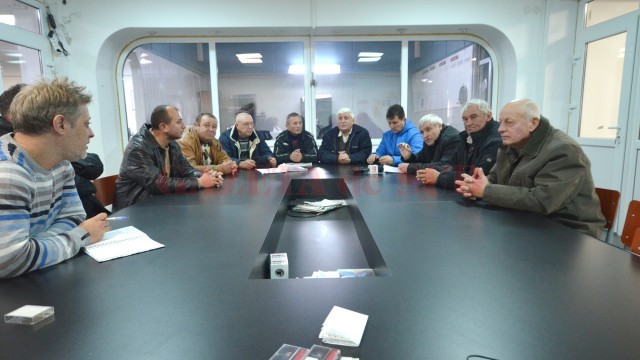 Aproape toți membrii Consiliului Local Malu Mare au venit ieri la sediul Gazetei de Sud pentru a se plânge de abuzurile primarului Dicu (Foto: GdS)