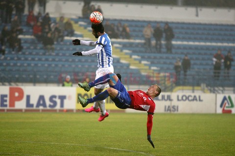 Nuno Viveiros (în alb) a obţinut un penalti nesperat cu Pandurii (foto: prosport.ro)