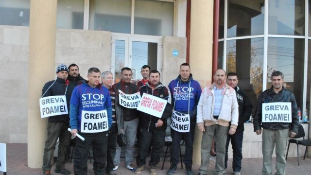 Grupul de protestatari din faţa CEO