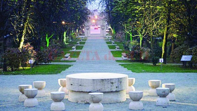 Turiştii vor fi avertizaţi să nu mai atingă operele
