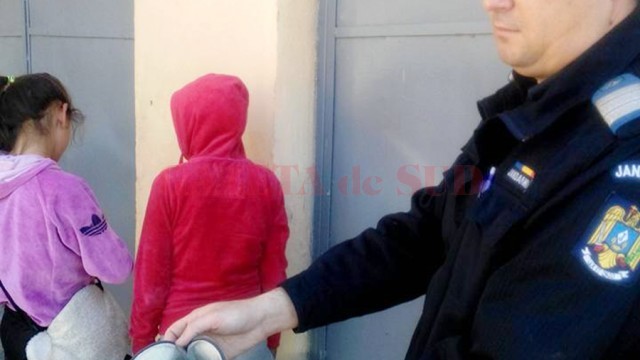 Cele două minore au fost prinse de un jandarm din cadrul Grupării Mobile Craiova (Foto: Gruparea de Jandarmi Mobilă Craiova)
