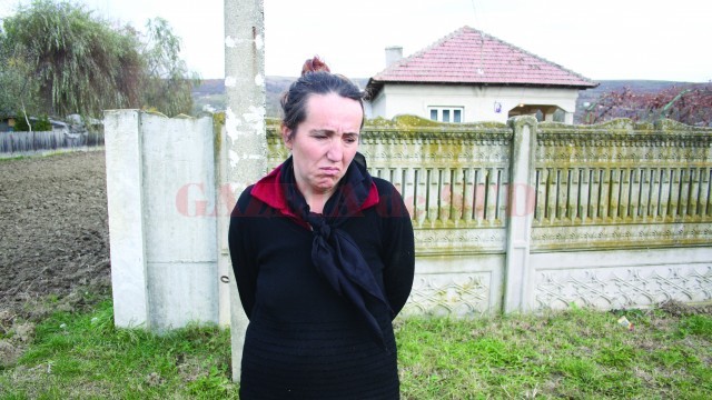 Mama Alexandrei Goghez, Ozana, este disperată. Nici la trei luni după ce fata ei a fost găsită moartă în Parcul „Romanescu“ nu știe în ce fel a murit aceasta (Foto: Traian Mitrache)