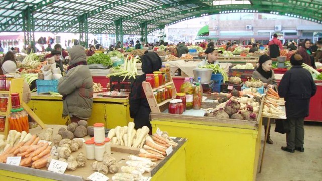 Pieţarii care vor vinde în piaţa închisă vor plăti aceeaşi taxă, fără reducere