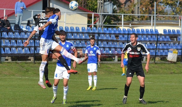 Vâlcenii (în albastru) au contabilizat un punct din confruntarea cu Șoimii Pâncota (foto: sportarad.ro)