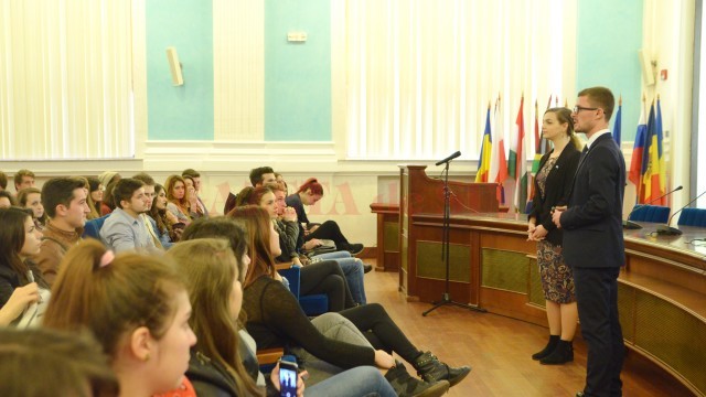 Studenții Universității din Craiova s-au întâlnit cu delegații tinerilor la ONU pentru a discuta despre drepturile pe care și le pot cere (Foto: Lucian Anghel)