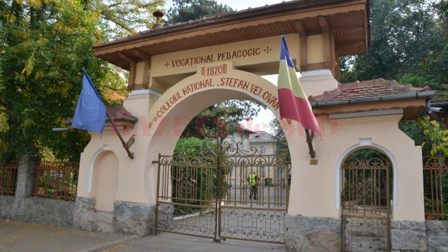 Colegiul Național Pedagogic „Ștefan Velovan“ este unul din cele două licee craiovene care au primit titlul de Școală Europeană