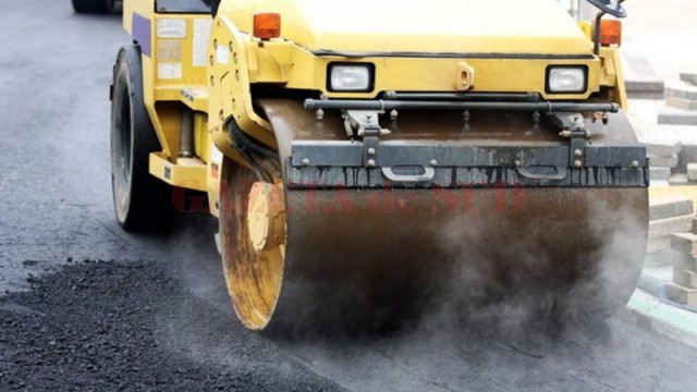 Asfaltrea străzilor va continua până la sfârşitul anului