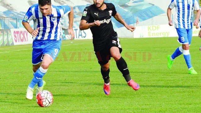 Costin Curelea (la minge) a dezamăgit total în prima parte a acestui campionat (Foto: Alexandru Vîrtosu)