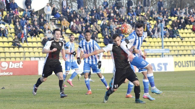 Atacanţii Craiovei (în albastru) au dezamăgit şi în partida cu FC Voluntari (Foto: Alexandru Vîrtosu)