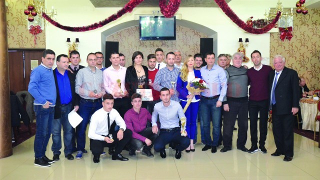 Laureaţii arbitrajului doljean din 2015, alături de preşedintele CJA, Marian Ezaru, şi conducătorul AJF, Silviu Bogdan (Foto: Alexandru Vîrtosu)