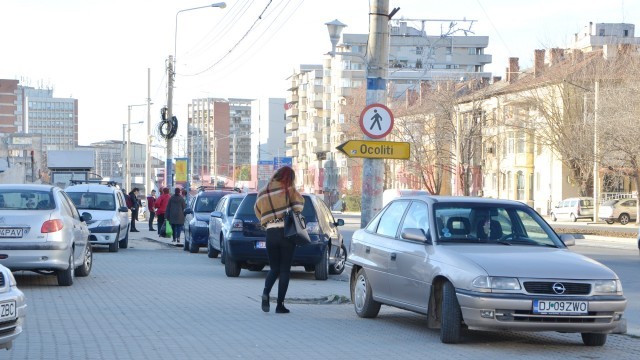 Codul Rutier și normele sale de aplicare se bat cap în cap în privința opririi/staționării autovehiculelor pe trotuar (Foto: Arhiva GdS)