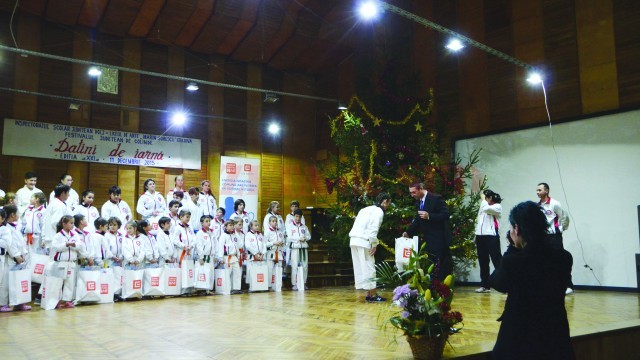 Karateka de la Washi au primit cadouri într-o festivitate care a cuprins şi demonstraţii (Foto: Claudiu Tudor)