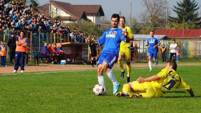 Vasile Gheorghe (la minge) și antrenorul Nicolo Napoli (plan îndepărtat) au bifat cifre frumoase în Liga I, dar sub culorile CSMS Iași (foto: Alexandru Vîrtosu)