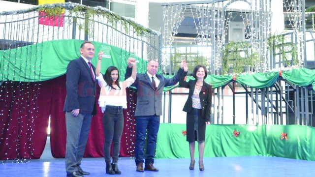 Ştefania Priceputu şi antrenorul Valentin Boboşca (în mijloc) au fost premiaţi de Lavinia  Craioveanu, inspector şcolar general al ISJ Dolj, şi de prefectul Sorin Răducan (Foto: Daniela Mitroi-Ochea)