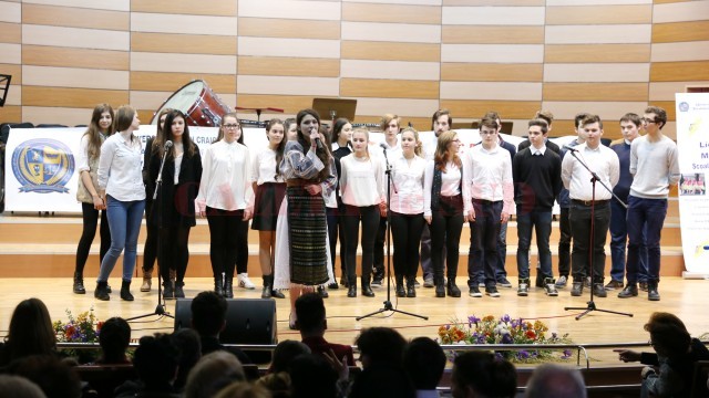 Elevii din corurile colegiilor craiovene au prezentat momente artistice la Gala Voluntariatului (FOTO: Claudiu Tudor)