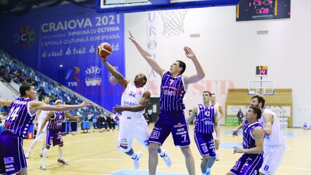 Johnson (la minge) a marcat coşul victoriei echipei craiovene (Foto: Lucian Anghel)