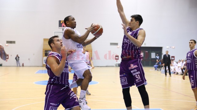 Americanul Johnson (la minge) a marcat golul victoriei echipei craiovene (foto: Lucian Anghel)