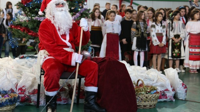 Moș Crăciun a venit cu spada