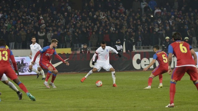 Craiovenii (în alb) nu au ştiut să atace atunci când au avut mingea (foto: csuc.ro)