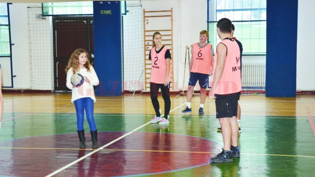 Daria, nepoata lui Paul Stuparu, a dat lovitura de începere (Foto: Claudiu Tudor)