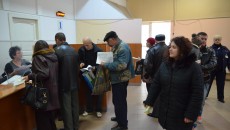 Deși există în continuare aglomerație la Casa de Pensii, cozile s-au mai micșorat, iar la ghișee se stă mai puțin. Există și zile în care este aglomerație (Foto: Claudiu Tudor)