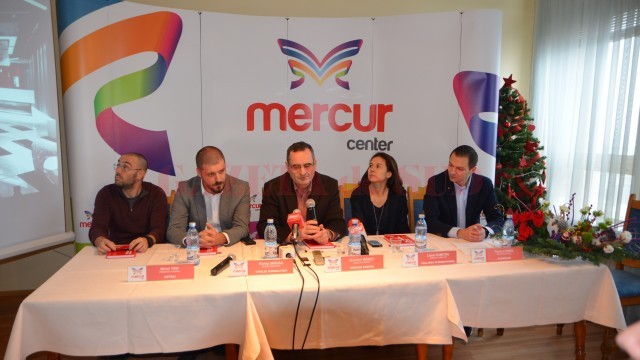 Directorul Mercur Center, Dumitru Răduț (la microfon), alături de reprezentanții constructorului general, al proiectantului, al firmei de leasing și al agenției de comunicare au organizat o conferință de presă despre cum va arăta noul centru comercial (FOTO: Ramona Olaru)