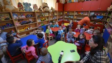 Copii din grupele mică și mijlocie ale Grădiniței „Ethos“ au venit la Biblioteca „Aman“ pentru a le aduce jucării celor mai puțin norocoși (Foto: Traian Mitrache)
